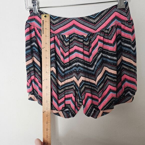 Namastday Black Pink and Blue Chevron Loose Fit Knit Short Wide Waist Banded Hem - Picture 5 of 6